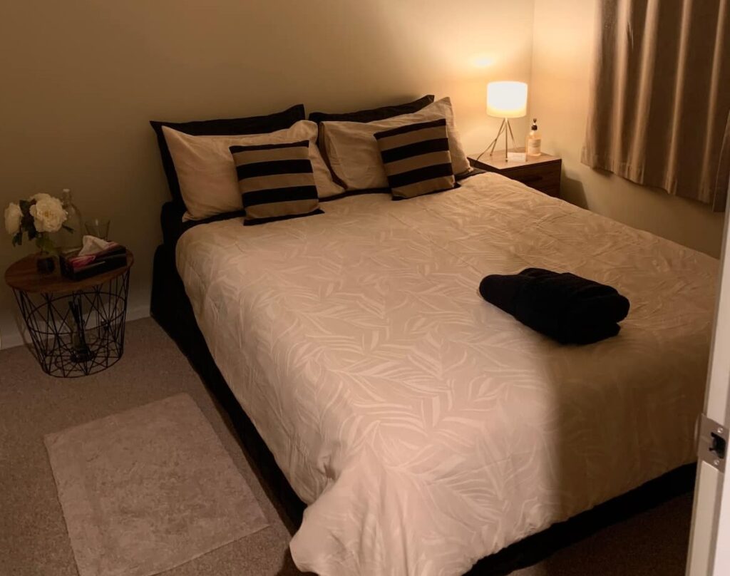 bedroom in an airnb home in Queenstown