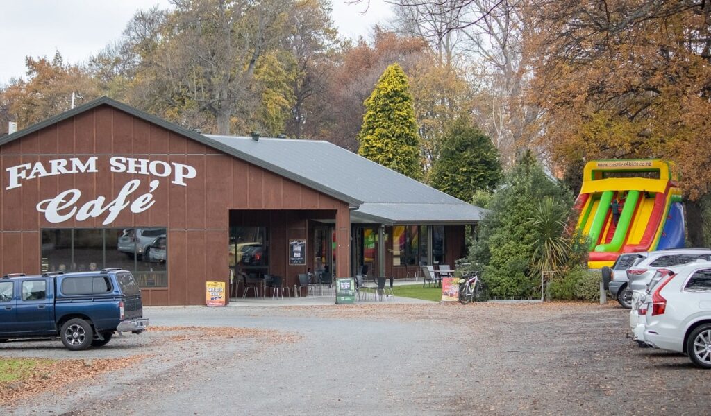the outside of Geraldine orchard Farmshop and Cafe on the scenic drive from Christchurch to Lake Tekapo