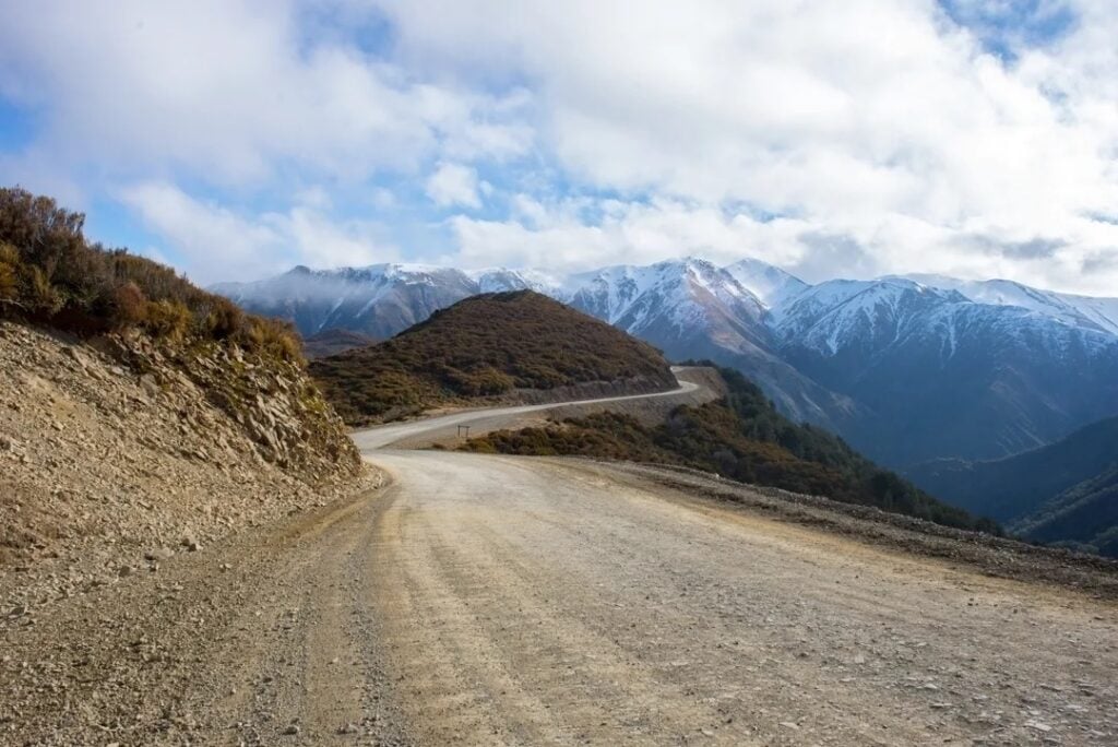 road to mt hutt along the drive between Christchurch and Lake Tekapo