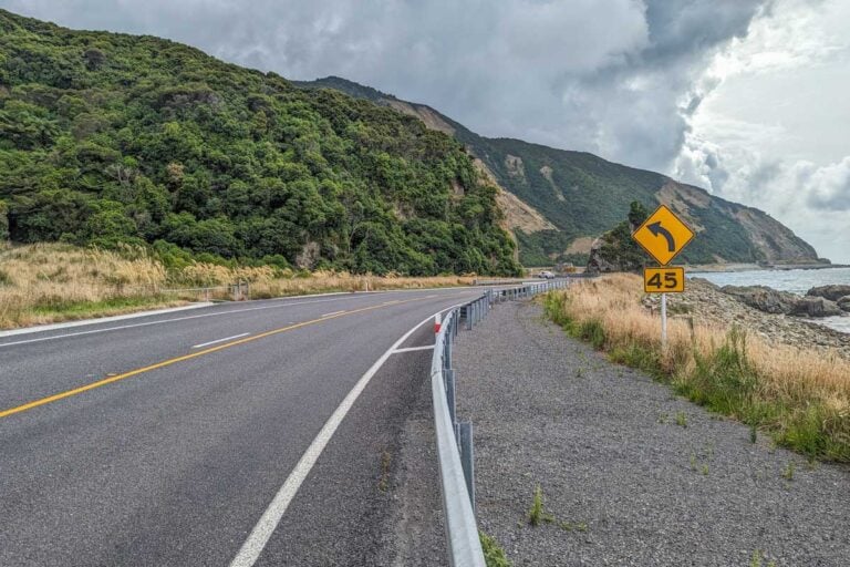 Coastal highway between Kaikoura and Picton, New Zealand