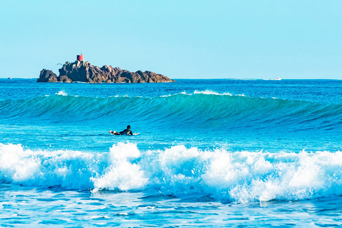 Consistent waves in Maunganui Beach, Tauranga, New Zealand