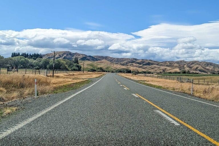 Scenic-highway-between-Invercargill-and-Te-Anau-on-a-road-trip-in-a-rental-car