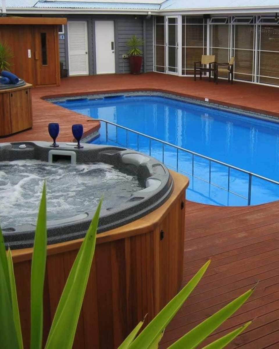 Outdoor pool and hot tub at VR Rotorua Lake Resort