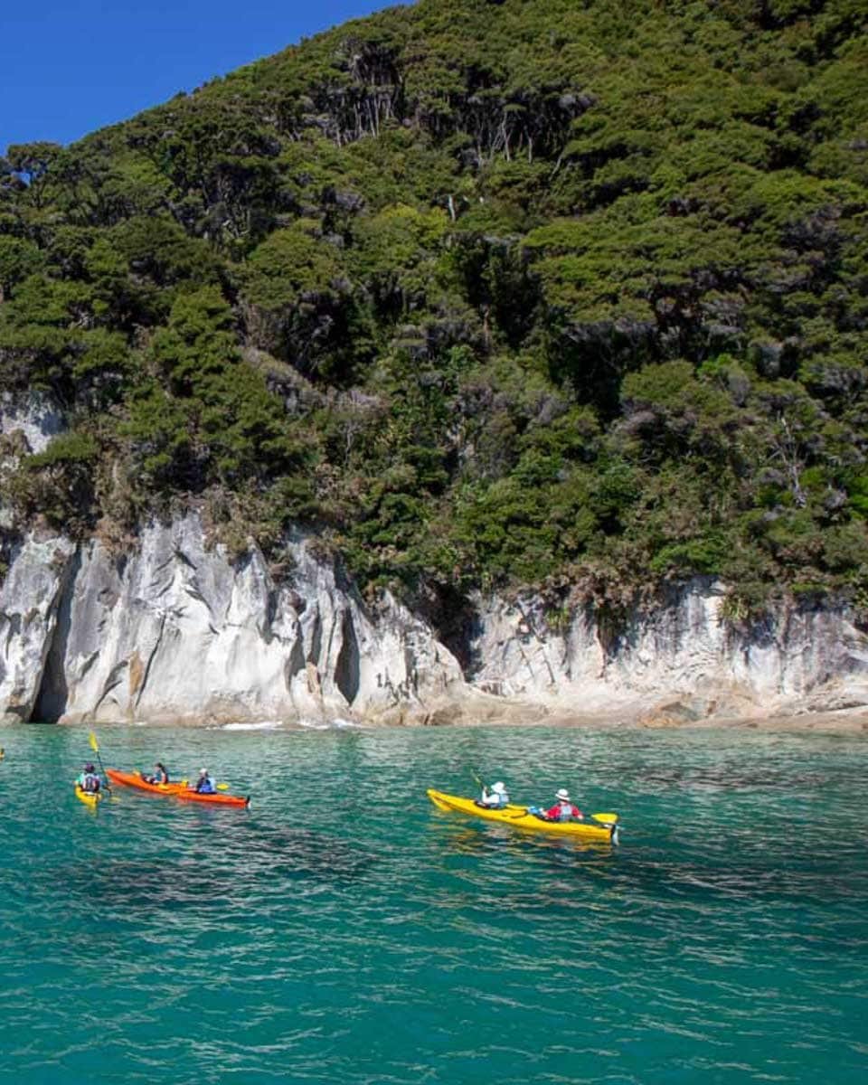 People-kayaking-in-Abel-Tasman-National-Park-New-Zealand
